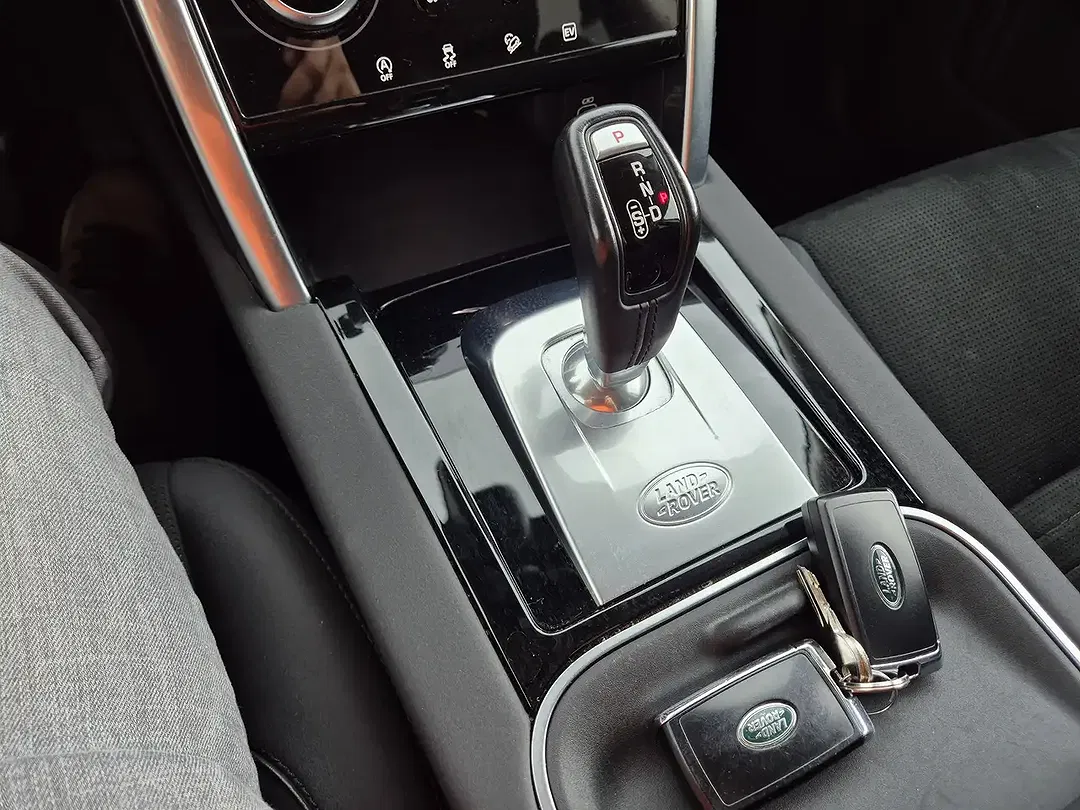Land Rover Discovery Sport P300e 4x4 PHEV Hybrid - Thumbnail 13