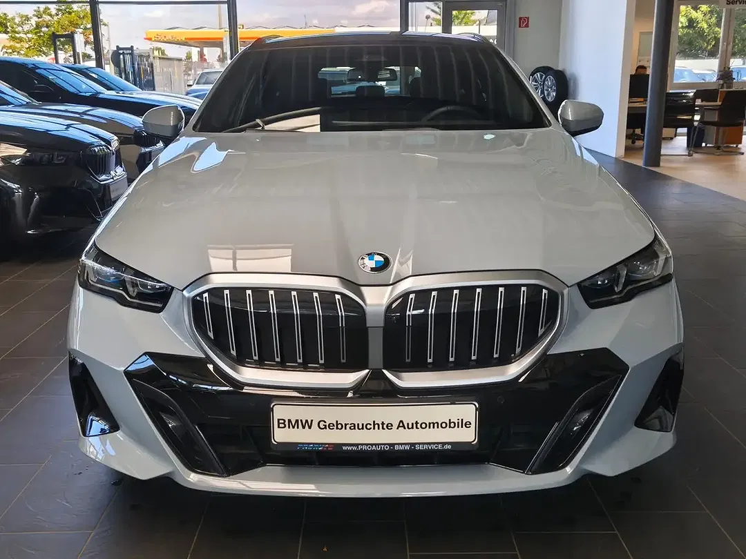 BMW 520 Touring M Sport - Thumbnail 2