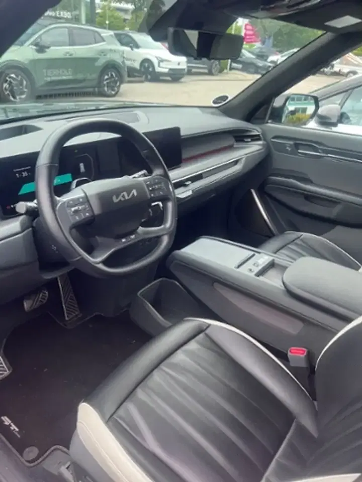 Kia EV9 4WD GT-Line Launch Edition - Thumbnail 4