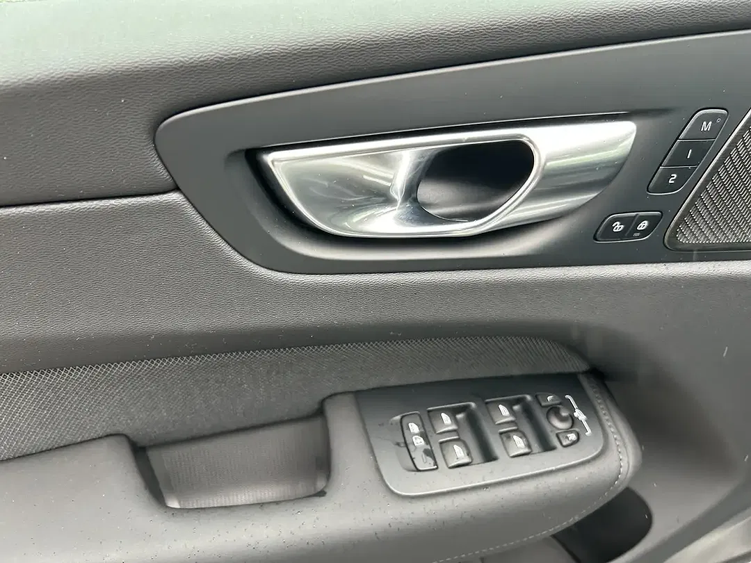 Volvo XC60 B5 AWD Plus Black Edition - Thumbnail 11