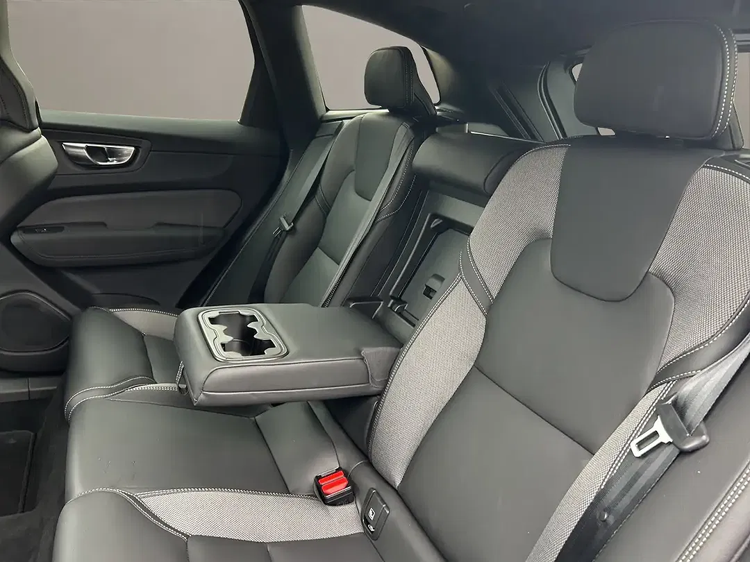 Volvo XC60 B5 AWD Plus Black Edition - Thumbnail 12