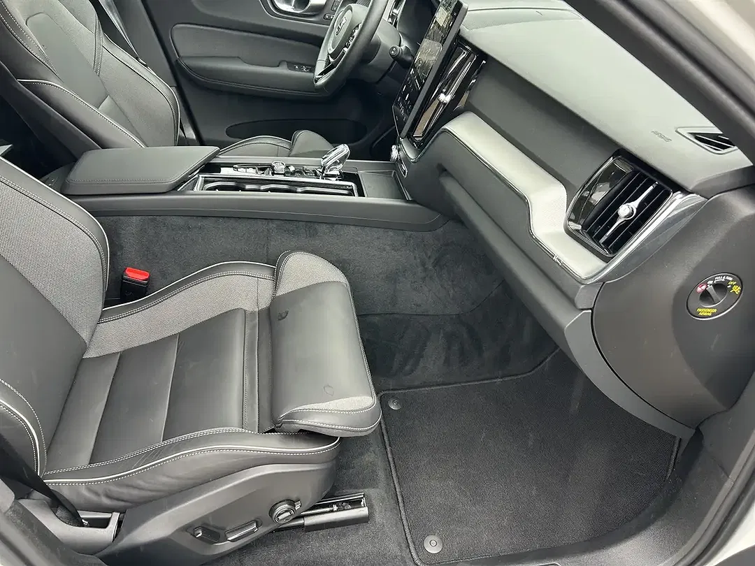 Volvo XC60 B5 AWD Plus Black Edition - Thumbnail 13