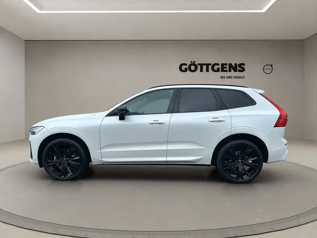 Volvo XC60 B5 AWD Plus Black Edition - Thumbnail 2
