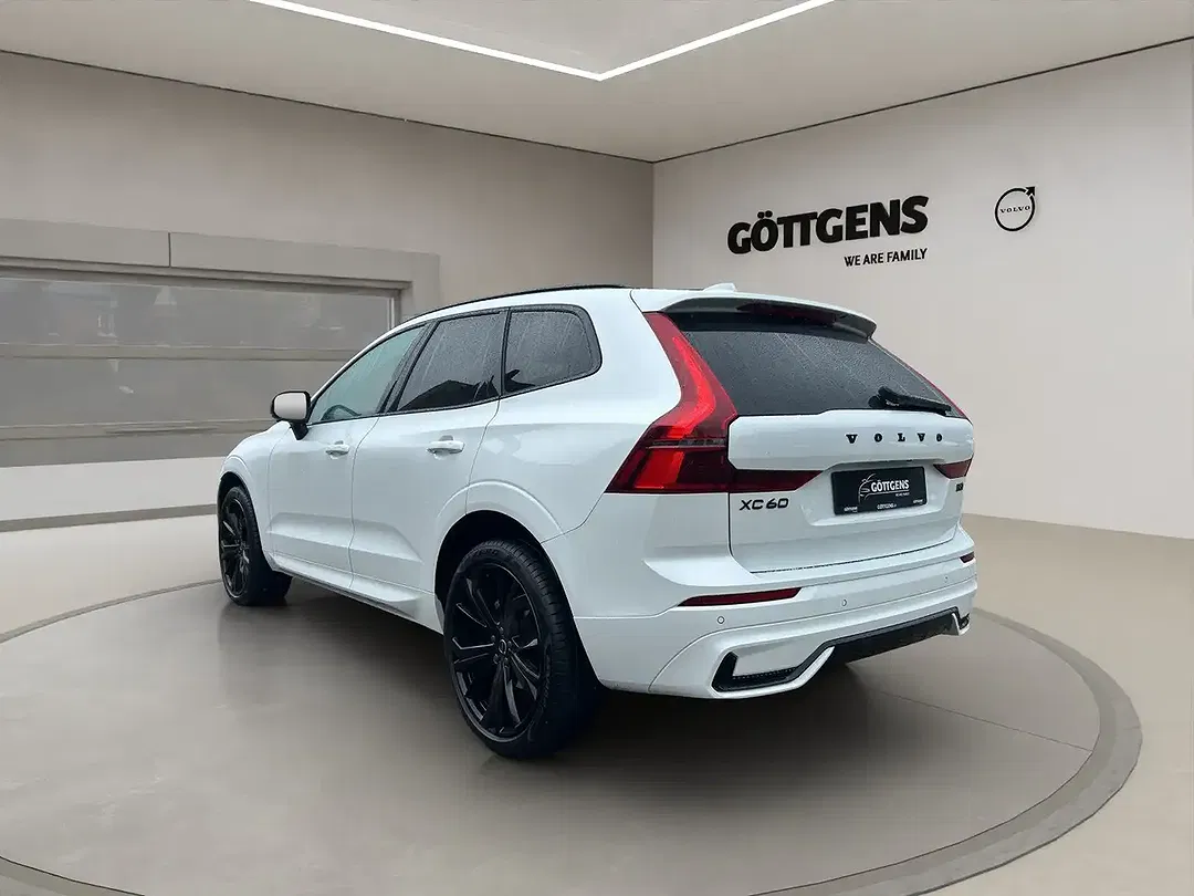 Volvo XC60 B5 AWD Plus Black Edition - Thumbnail 3