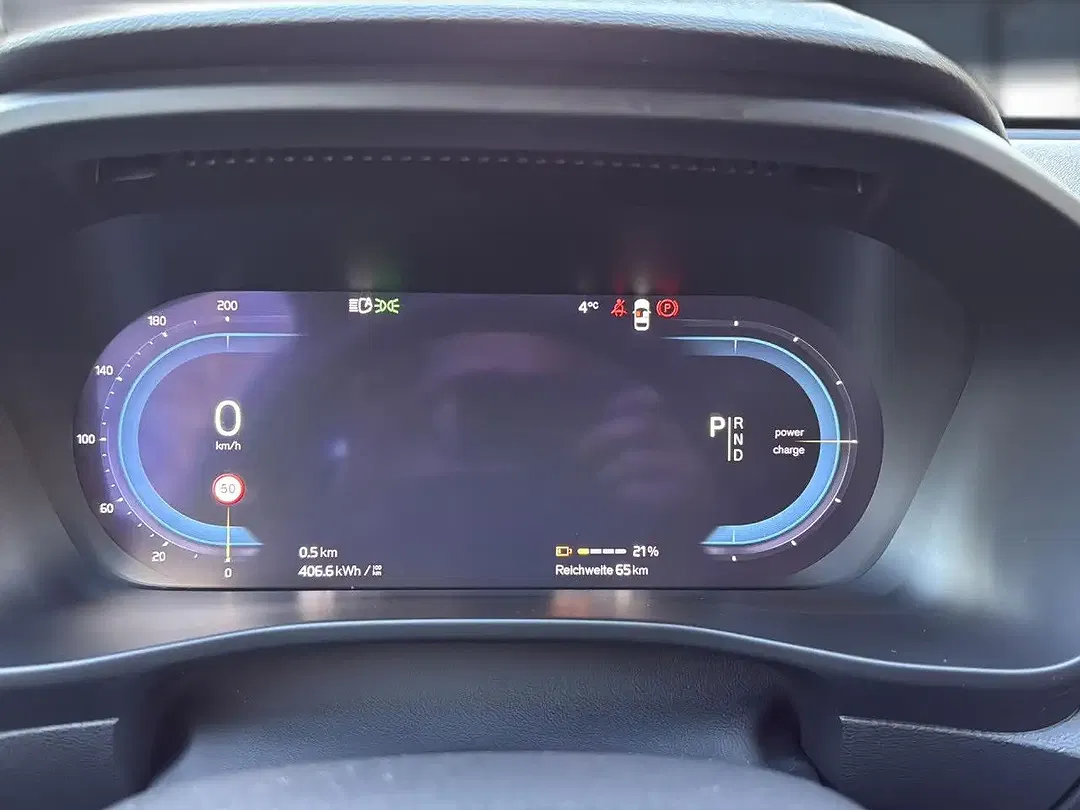 Volvo C40 EV Recharge Core - Thumbnail 7
