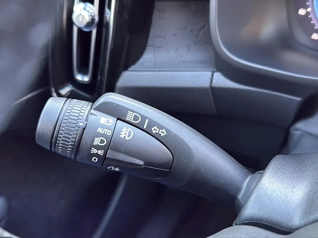 Volvo C40 EV Recharge Core - Thumbnail 8