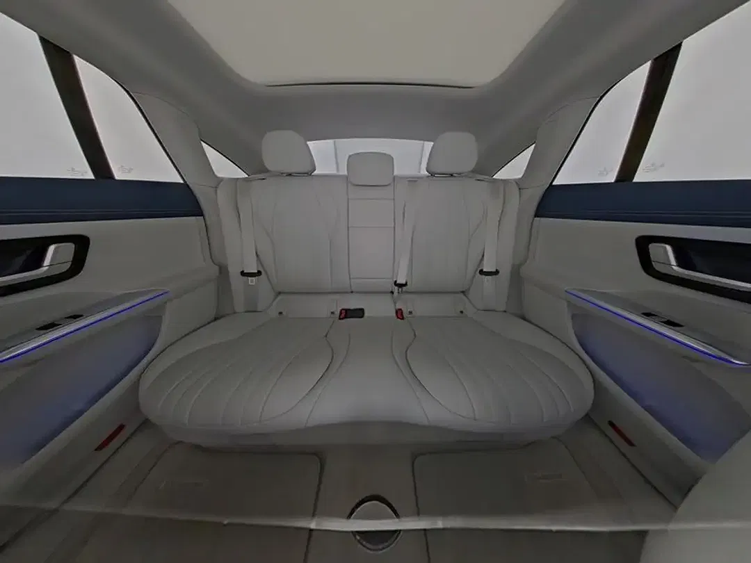 Mercedes-Benz EQE 300 Night - Thumbnail 9