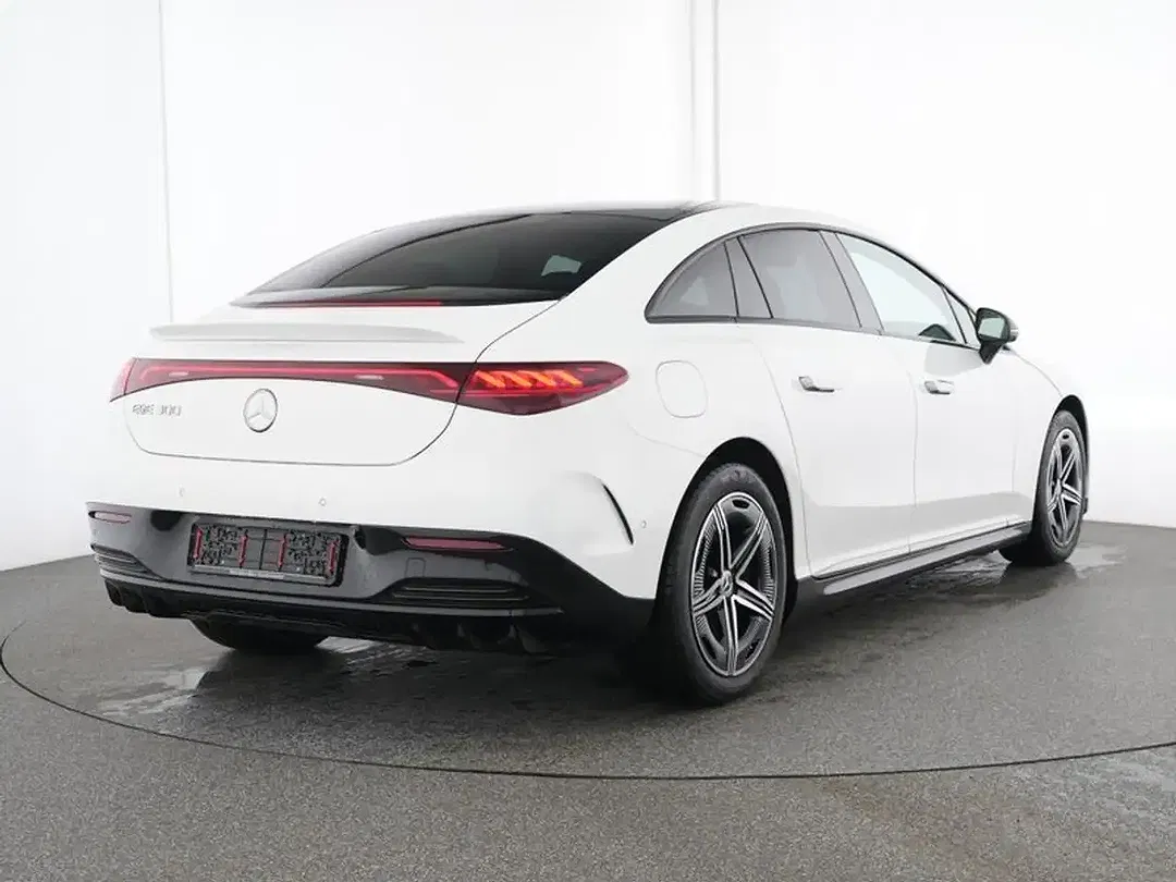Mercedes-Benz EQE 300 Night - Thumbnail 3