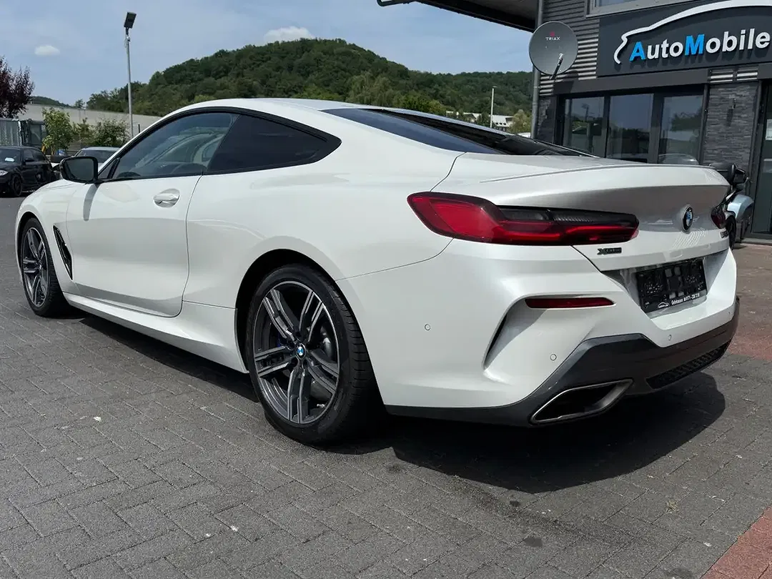 BMW M850 xDrive Coupe - Thumbnail 2
