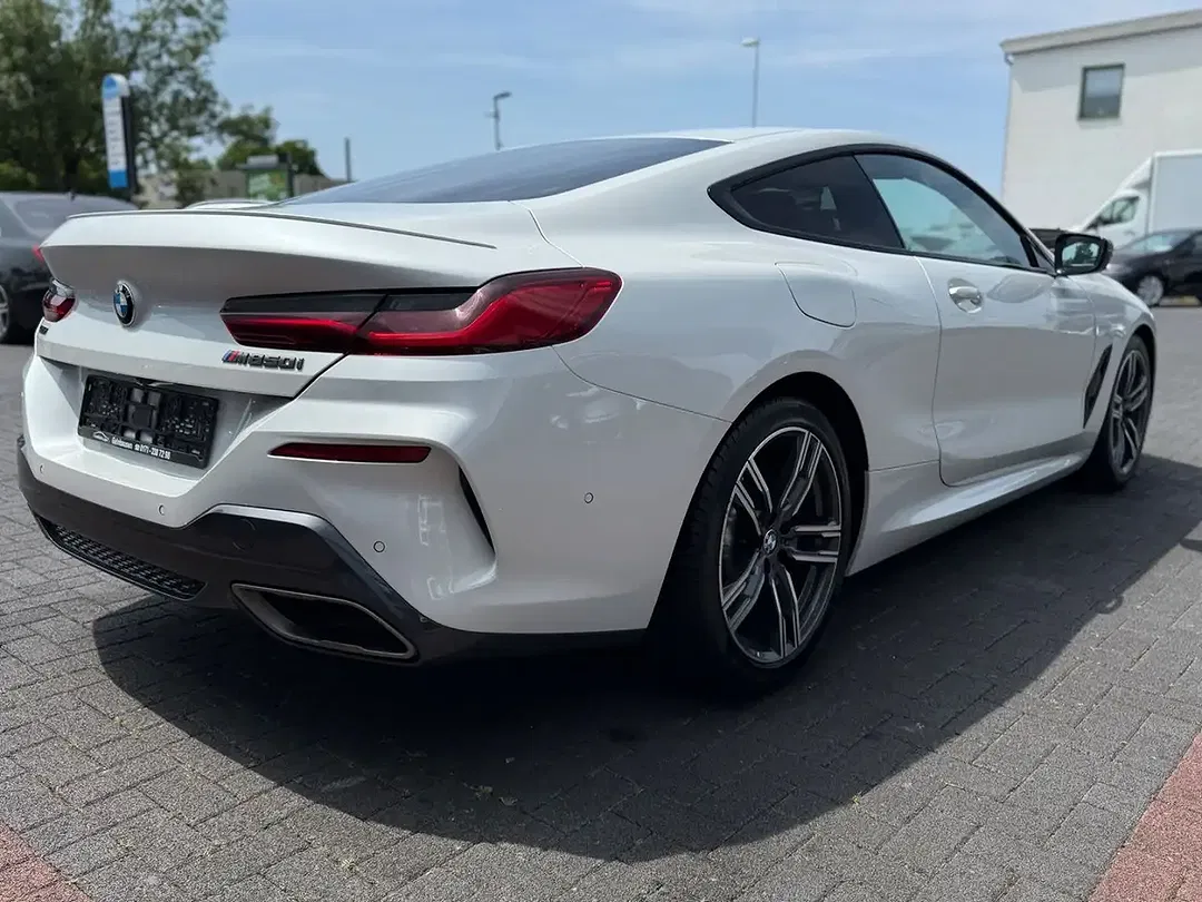 BMW M850 xDrive Coupe - Thumbnail 3