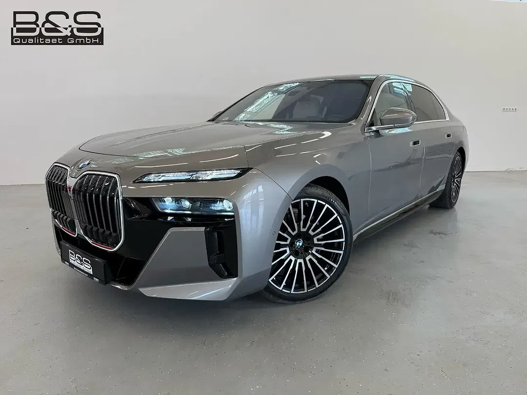 BMW 740 xDrive M Sport - Thumbnail 2