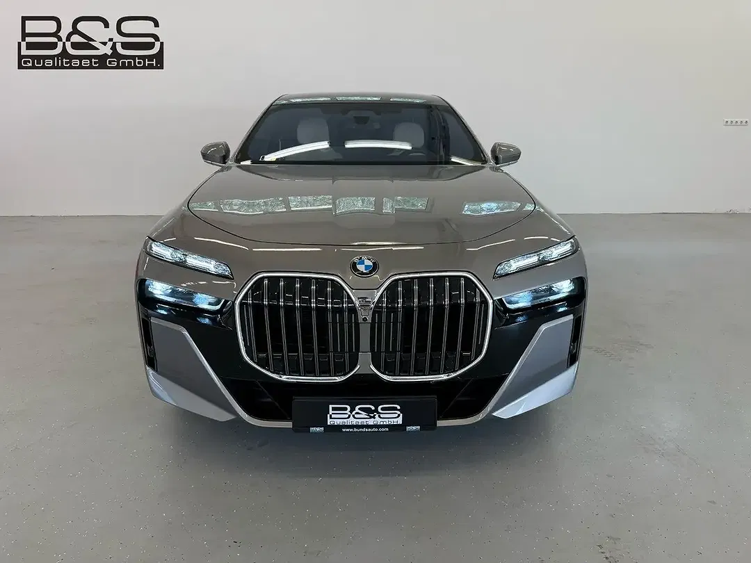BMW 740 xDrive M Sport - Thumbnail 3