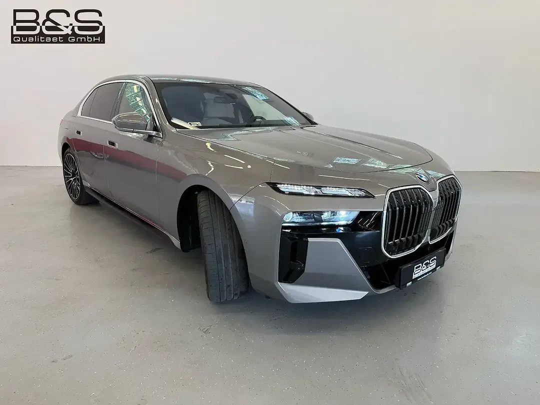 BMW 740 xDrive M Sport - Thumbnail 4