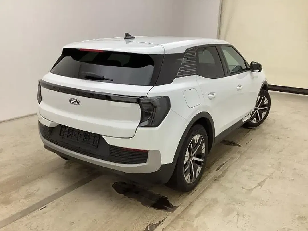 Ford Explorer - Thumbnail 3