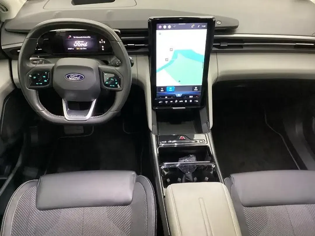 Ford Explorer - Thumbnail 4