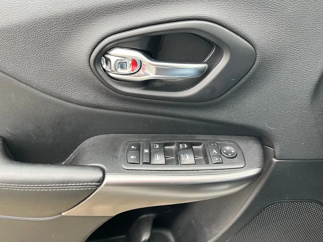 Jeep Cherokee Sport - foto 15
