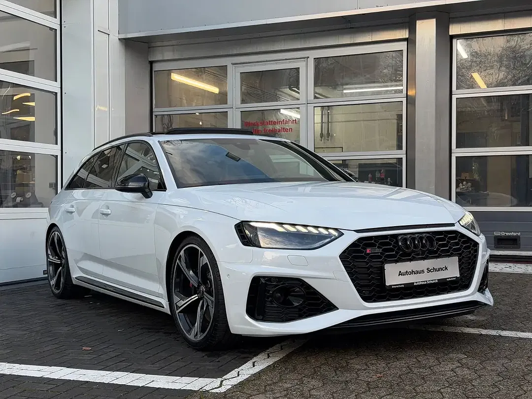 Audi RS4 - Thumbnail 3