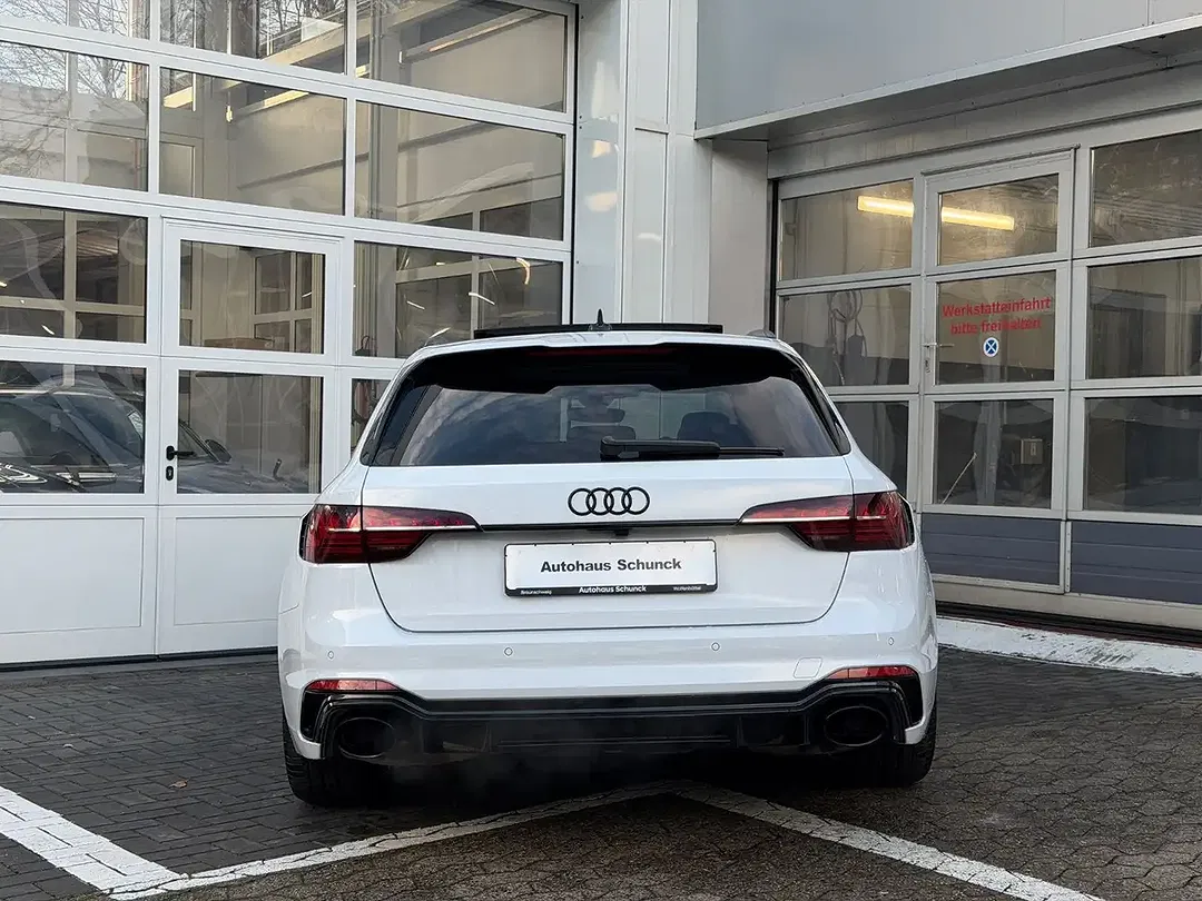Audi RS4 - Thumbnail 5