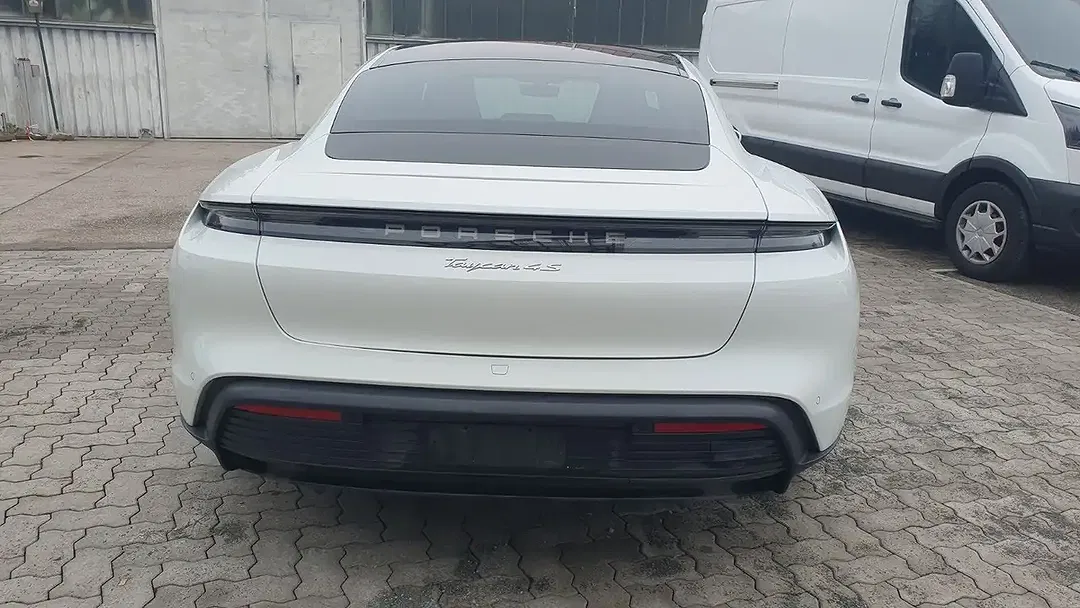 Porsche Taycan 4 S - Thumbnail 3