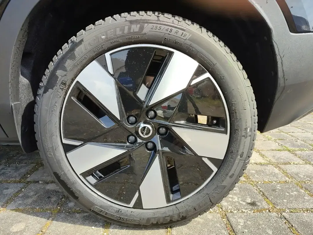 Volvo C40 Plus - Thumbnail 3