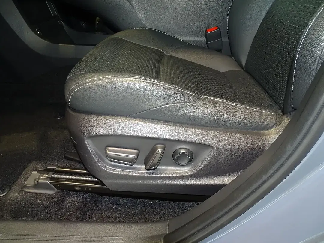 Subaru Solterra AWD Platinum Plus - Thumbnail 11
