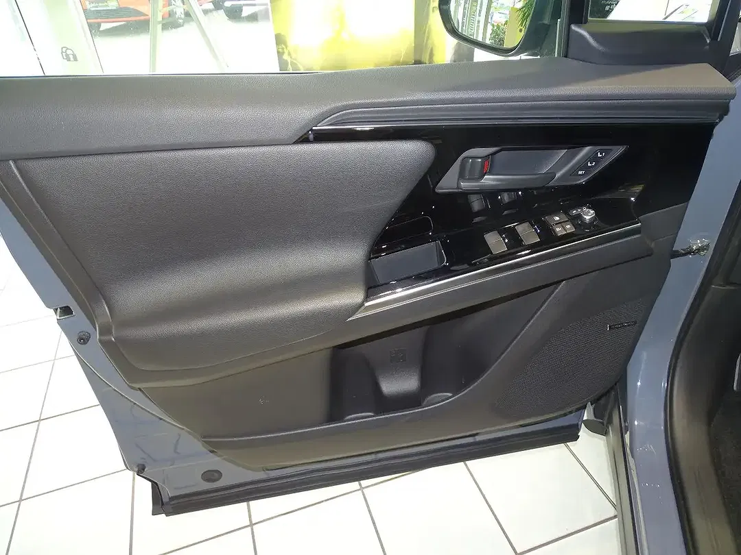 Subaru Solterra AWD Platinum Plus - Thumbnail 13