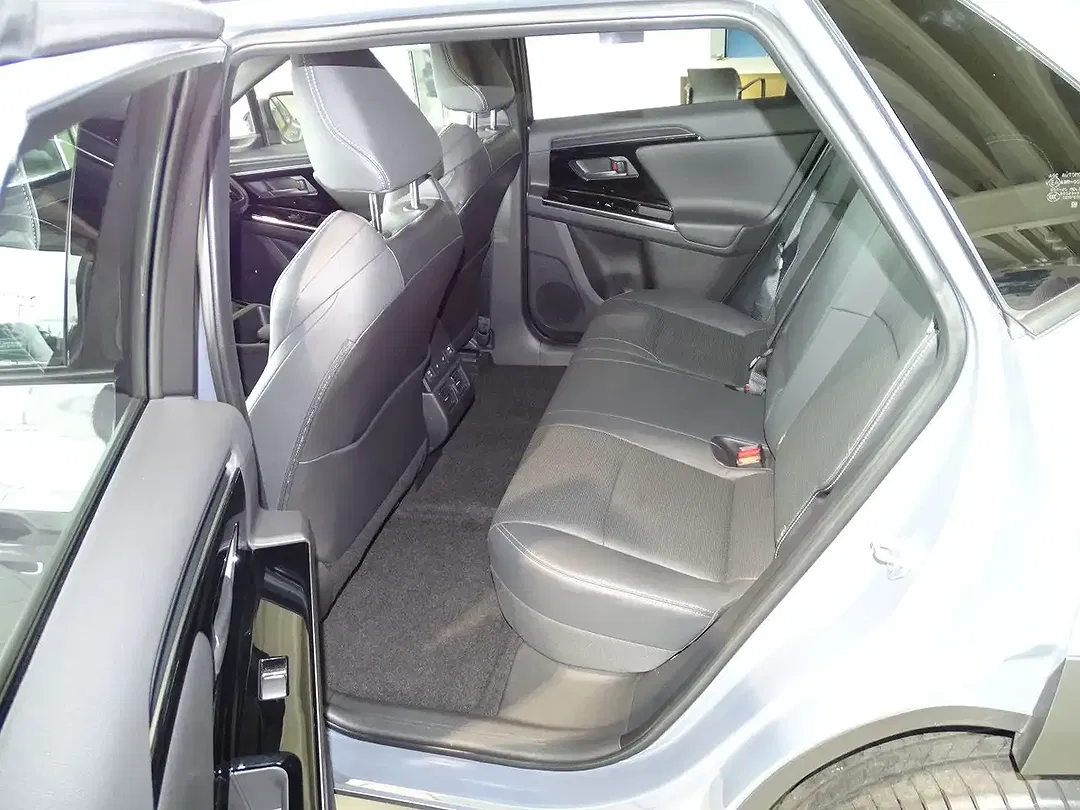Subaru Solterra AWD Platinum Plus - Thumbnail 15