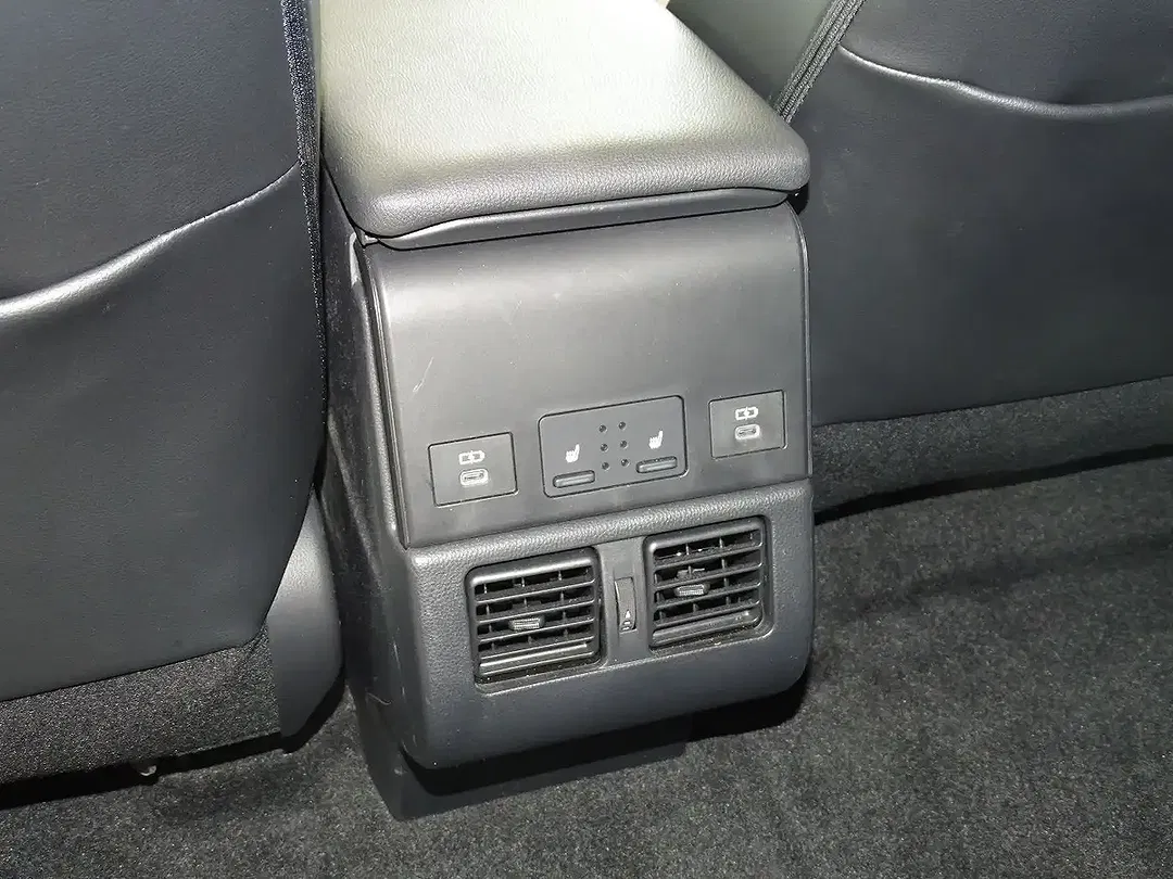Subaru Solterra AWD Platinum Plus - Thumbnail 26