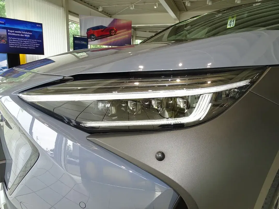 Subaru Solterra AWD Platinum Plus - Thumbnail 8