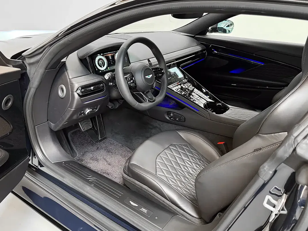 Aston Martin DB12 Coupe - foto 15