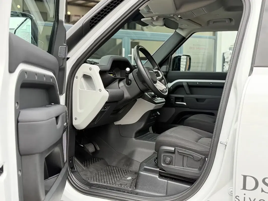 Land Rover Defender 110 - Thumbnail 11