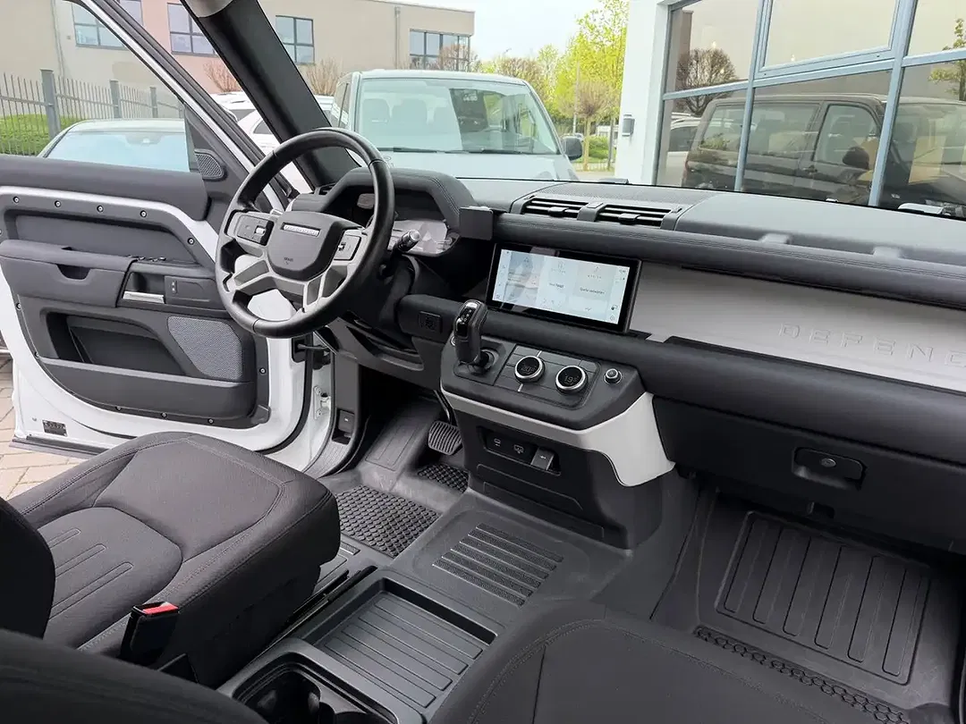 Land Rover Defender 110 - Thumbnail 8