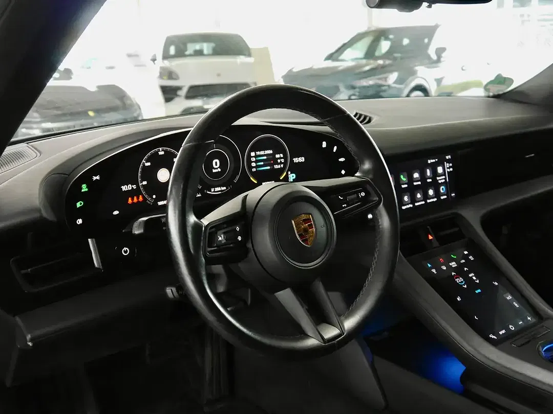 Porsche Taycan - Thumbnail 6