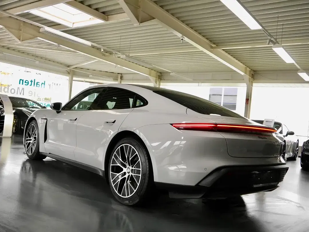 Porsche Taycan - Thumbnail 3