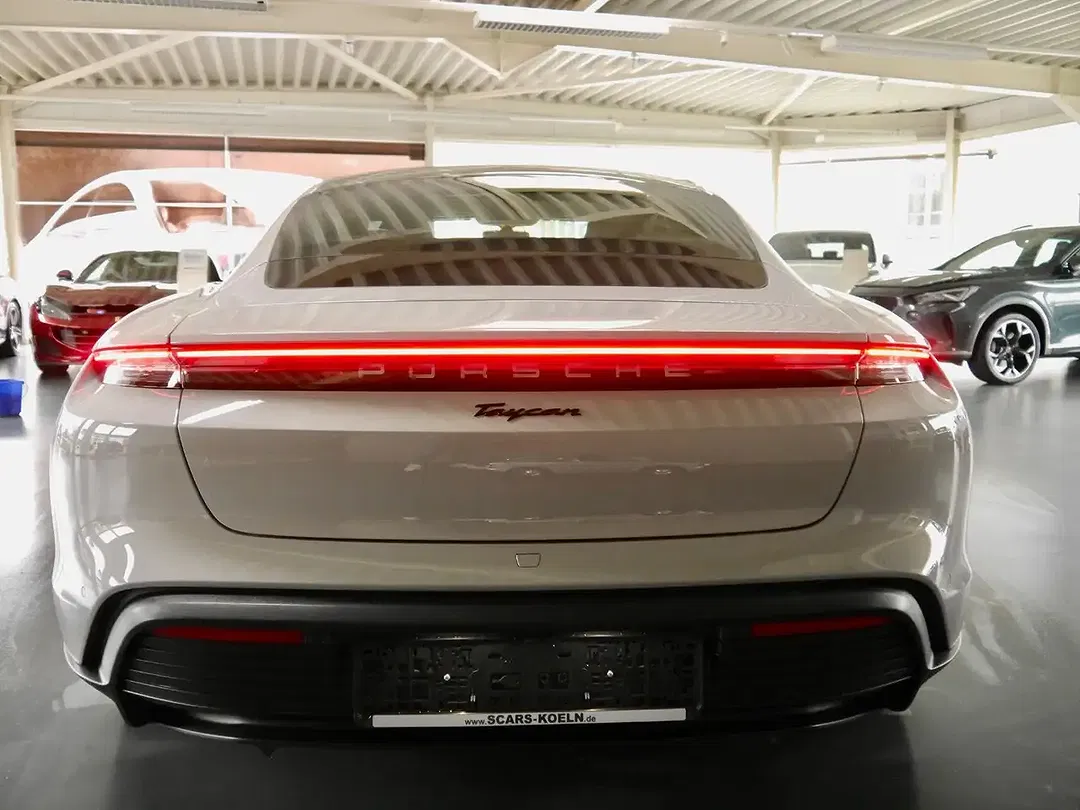 Porsche Taycan - Thumbnail 4