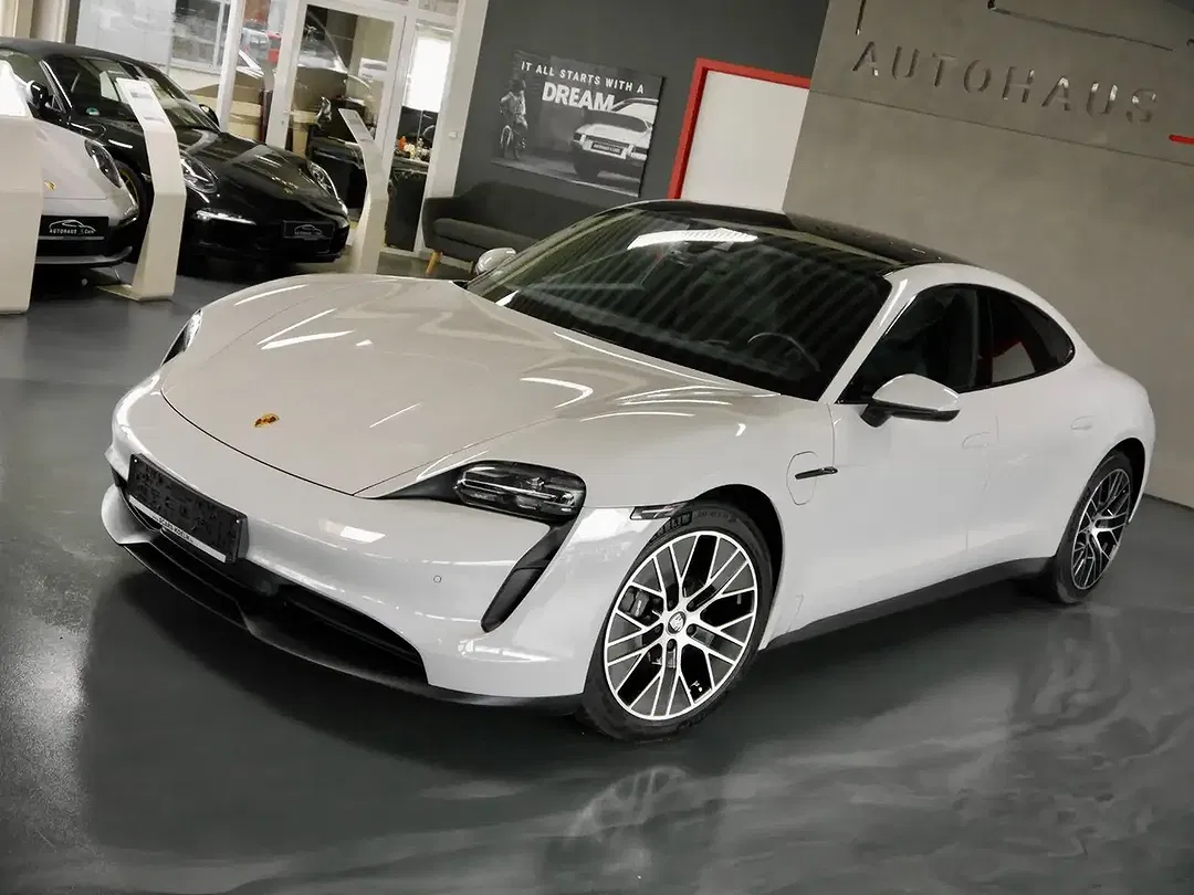 Porsche Taycan - Thumbnail 5