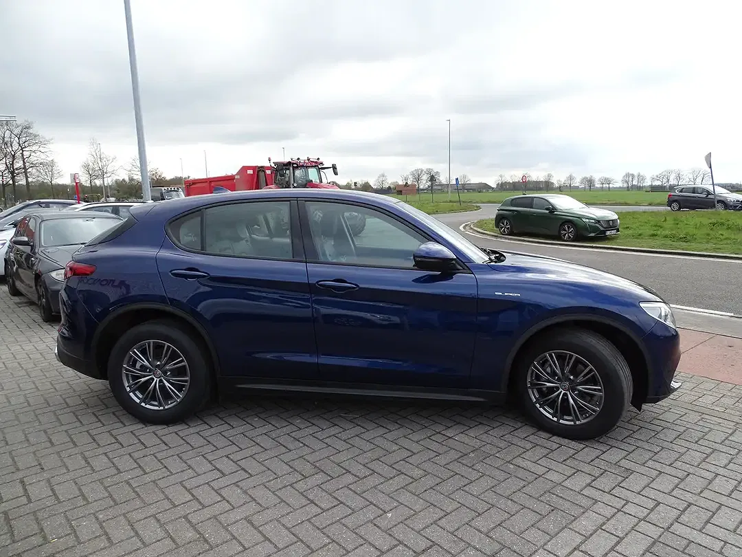 Alfa Romeo Stelvio 2.0 4x4 Super - Thumbnail 3