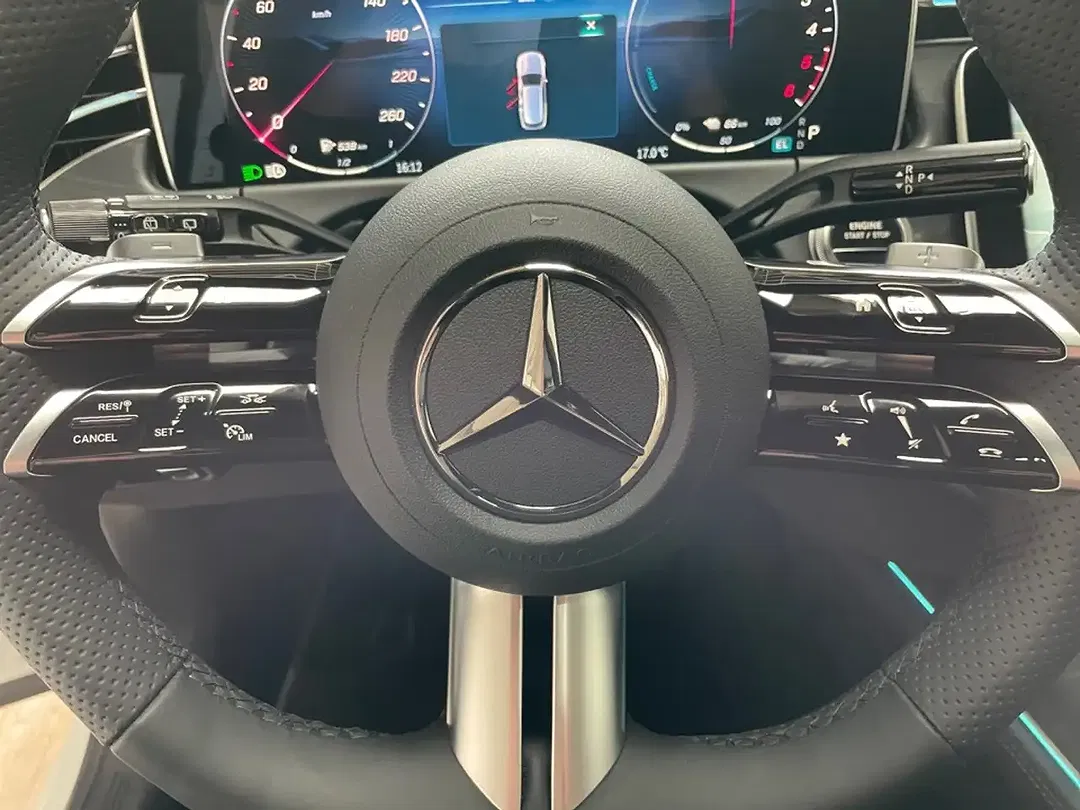 Mercedes-Benz E 300 4MATIC AMG - Thumbnail 11