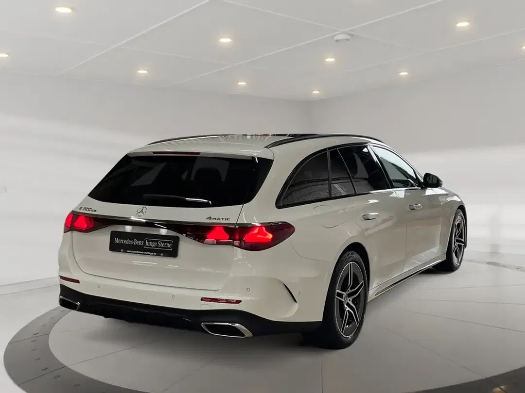 Mercedes-Benz E 300 4MATIC AMG - Thumbnail 2