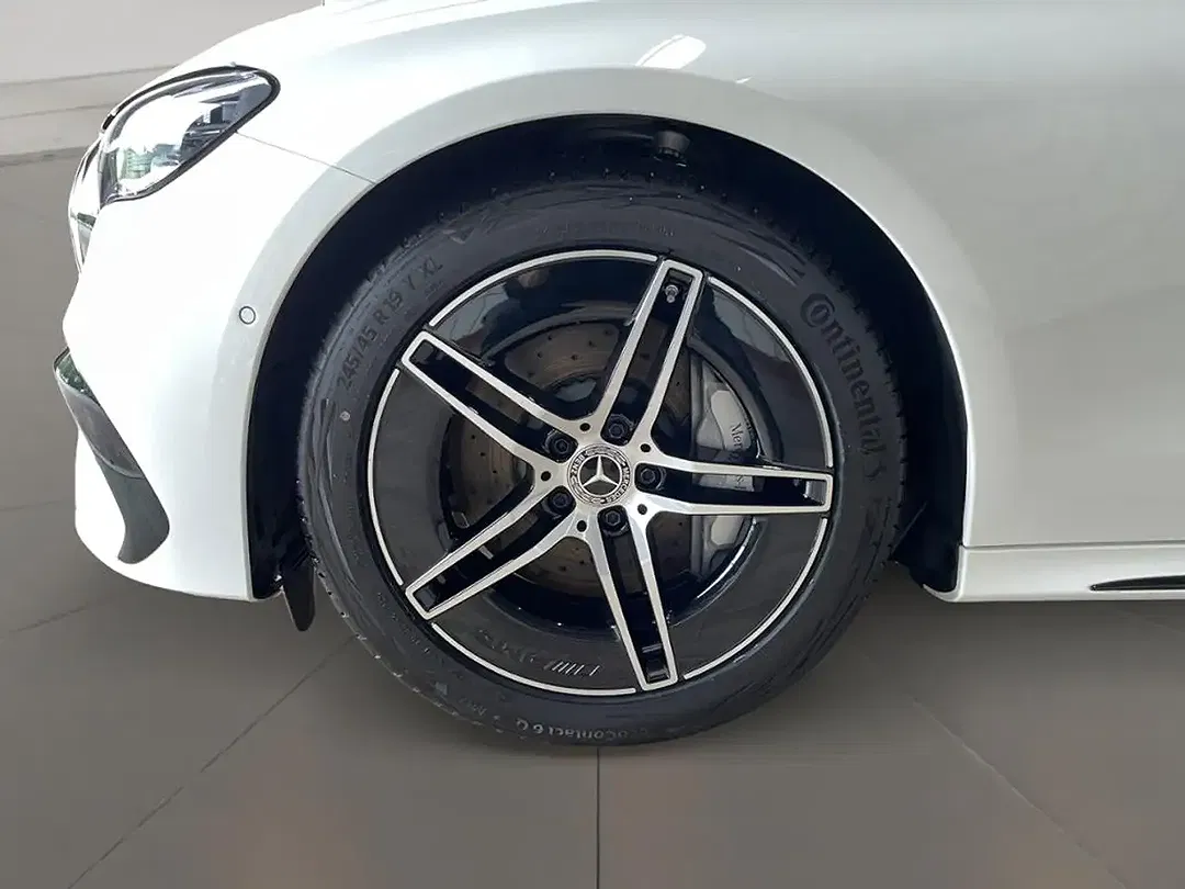 Mercedes-Benz E 300 4MATIC AMG - Thumbnail 6