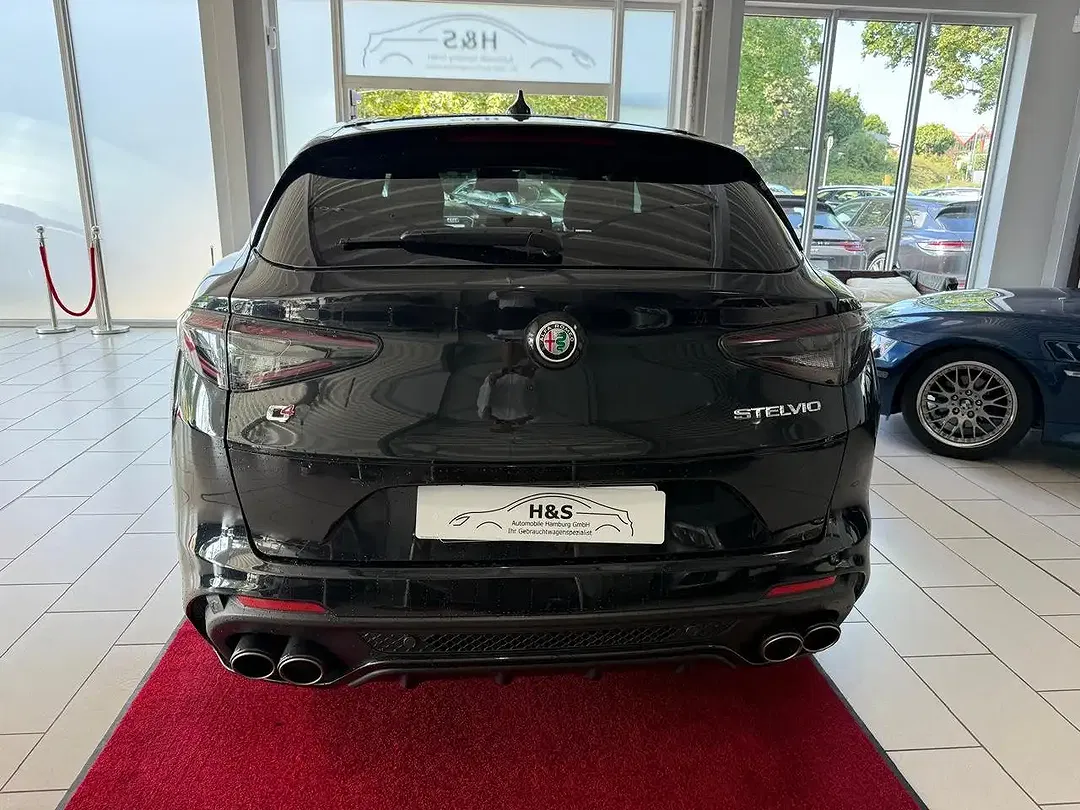 Alfa Romeo Stelvio Q4 Quadrifoglio - Thumbnail 3