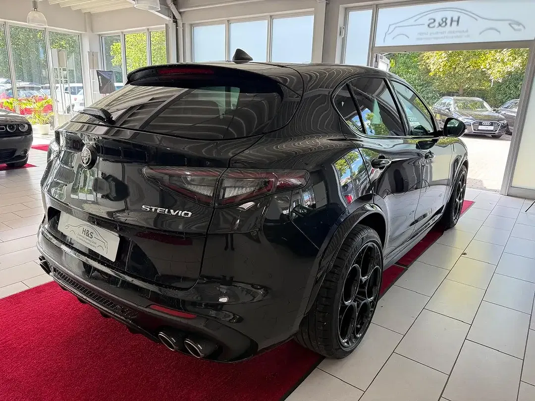 Alfa Romeo Stelvio Q4 Quadrifoglio - Thumbnail 4