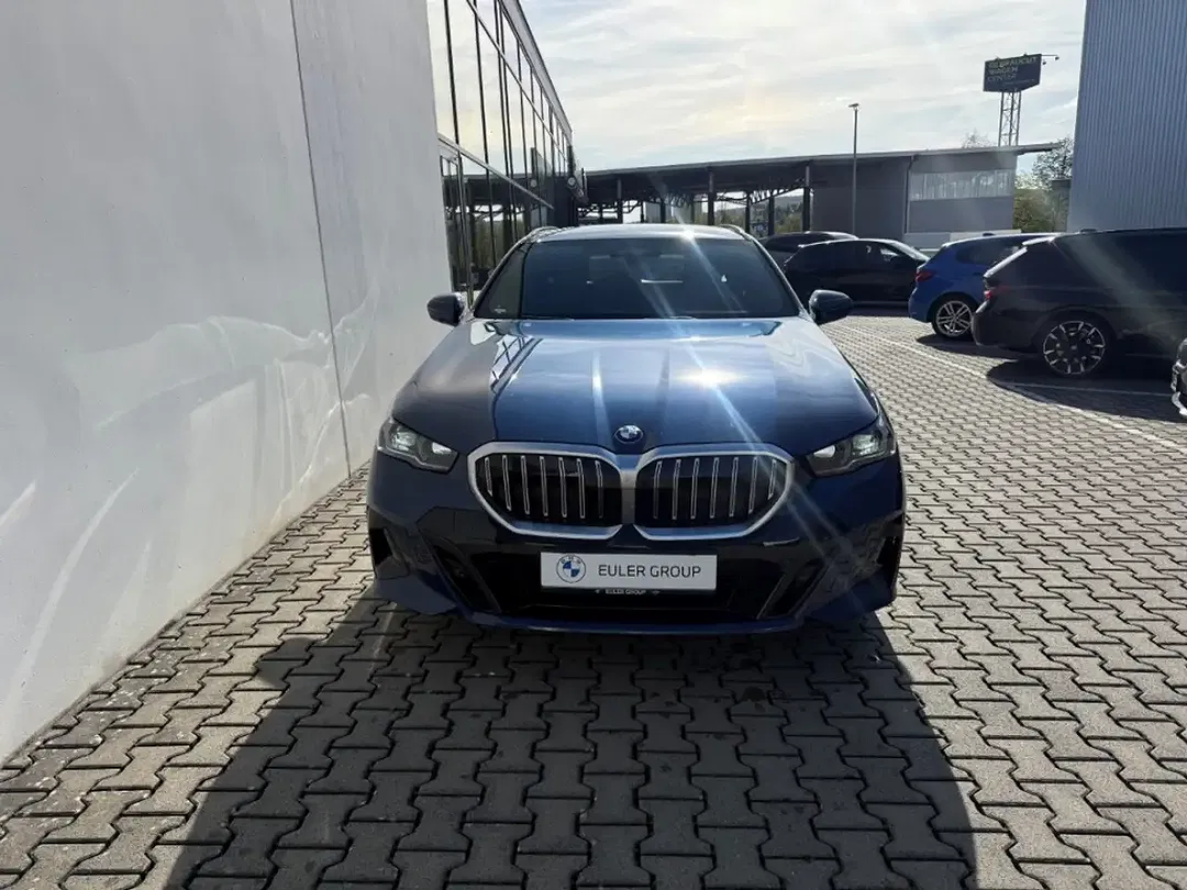 BMW 520 Touring M Sport - Thumbnail 2