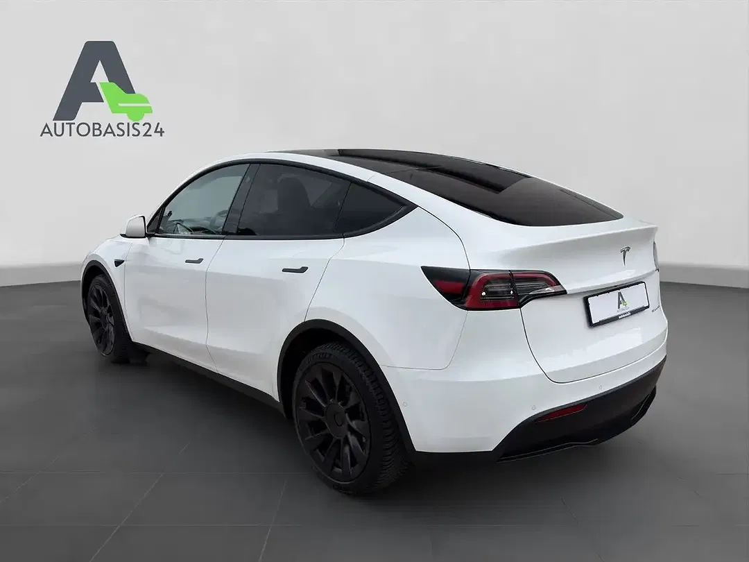 Tesla Model Y AWD Dual Motor Long Range - Thumbnail 3