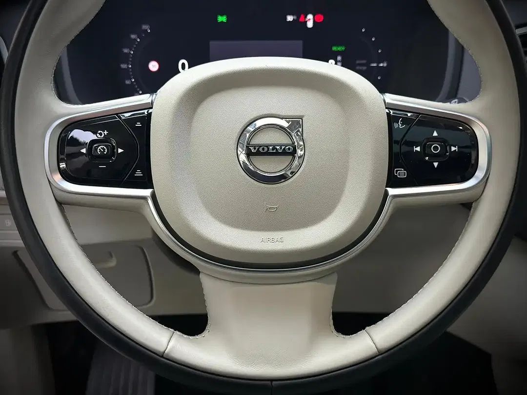 Volvo XC90 Ultra Bright - Thumbnail 12