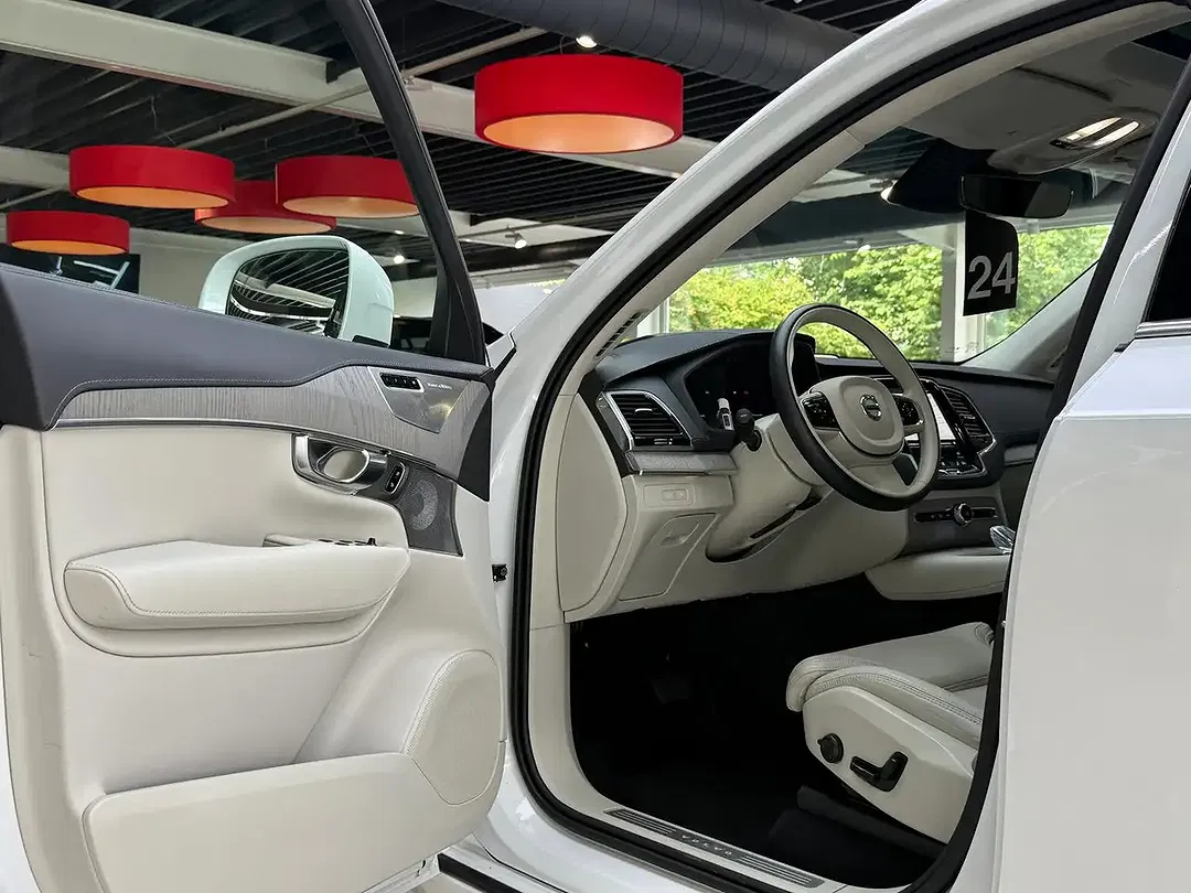Volvo XC90 Ultra Bright - Thumbnail 9