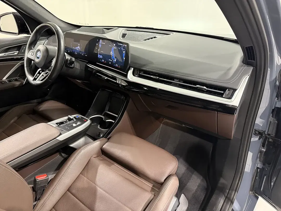 BMW iX1 xDrive M - Thumbnail 10