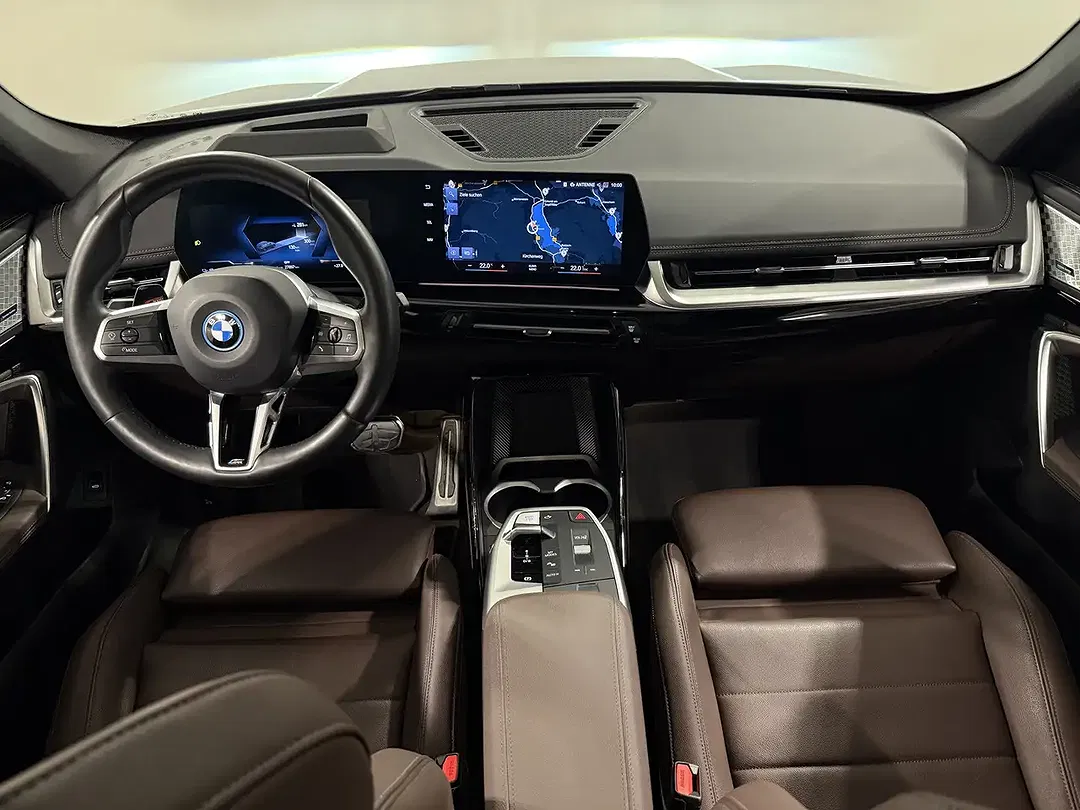 BMW iX1 xDrive M - Thumbnail 11