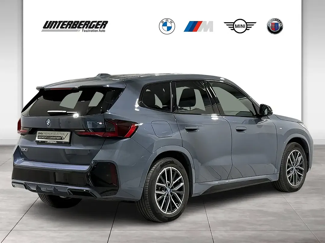BMW iX1 xDrive M - Thumbnail 3