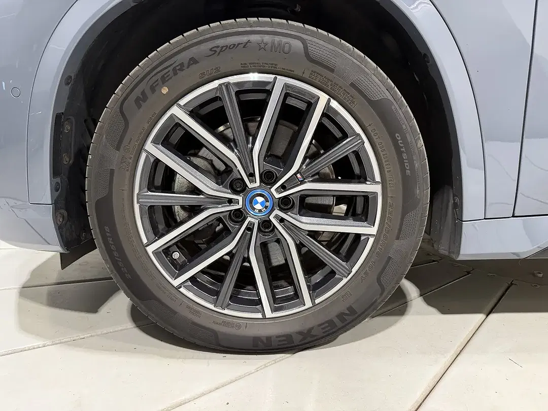 BMW iX1 xDrive M - Thumbnail 8